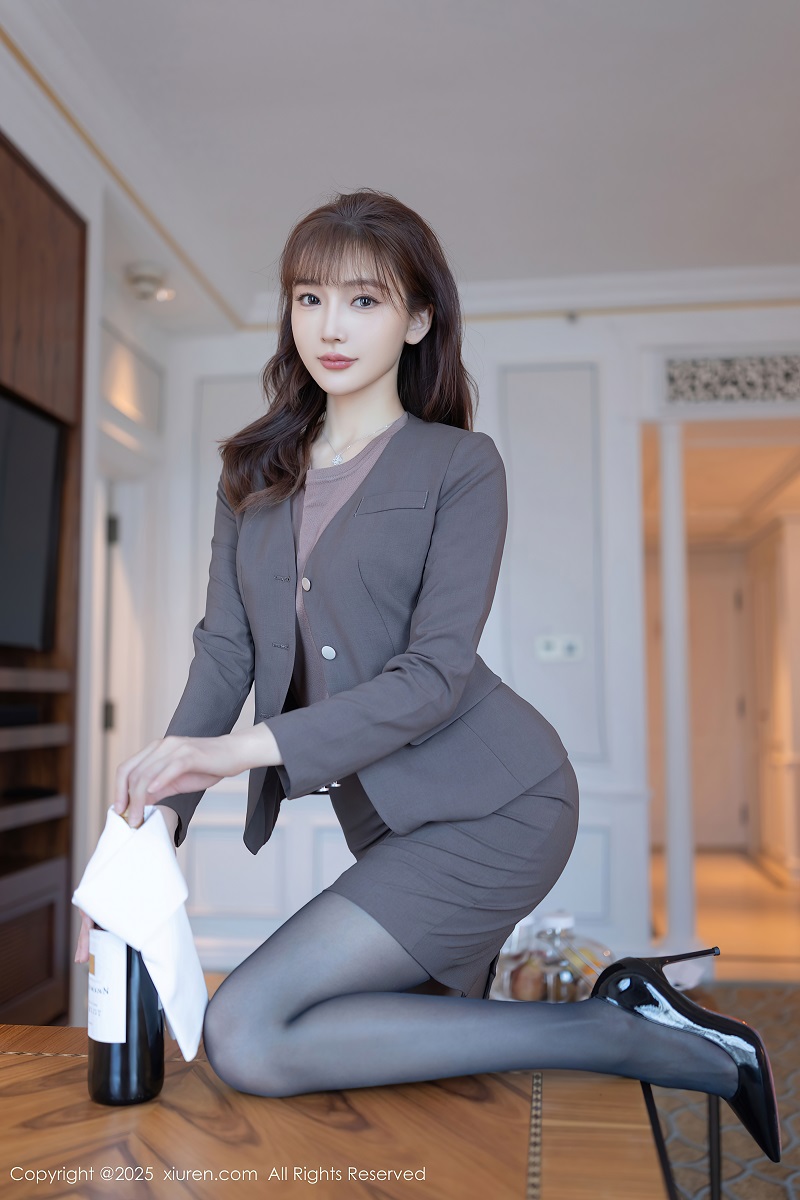 [XIUREN秀人网] 2025.10.10 NO.10850 陆萱萱 深色OL服饰