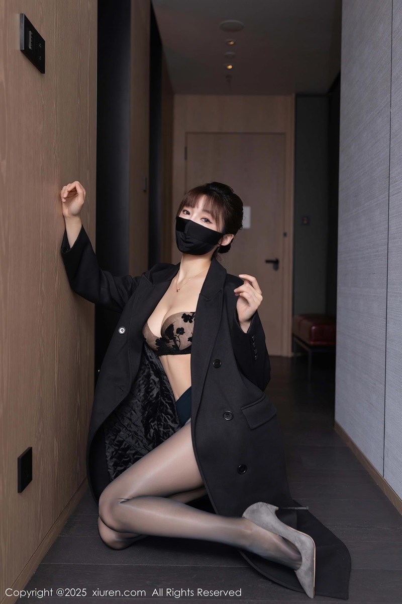 [XIUREN秀人网] 2025.10.16 NO.10880 陆萱萱 性感黑丝长风衣