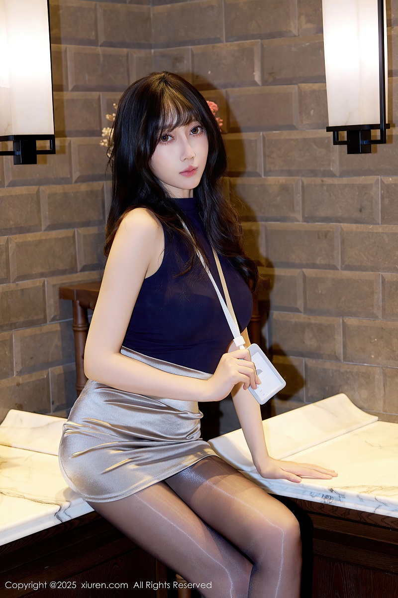 [XIUREN秀人网] 2025.10.20 NO.10890 玥儿玥er 性感深色OL服饰