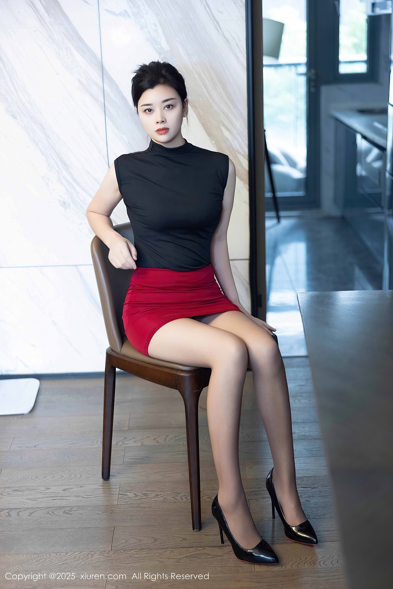 [XIUREN秀人网] 2025.11.05 NO.10948 徐清妍 黑色OL服饰