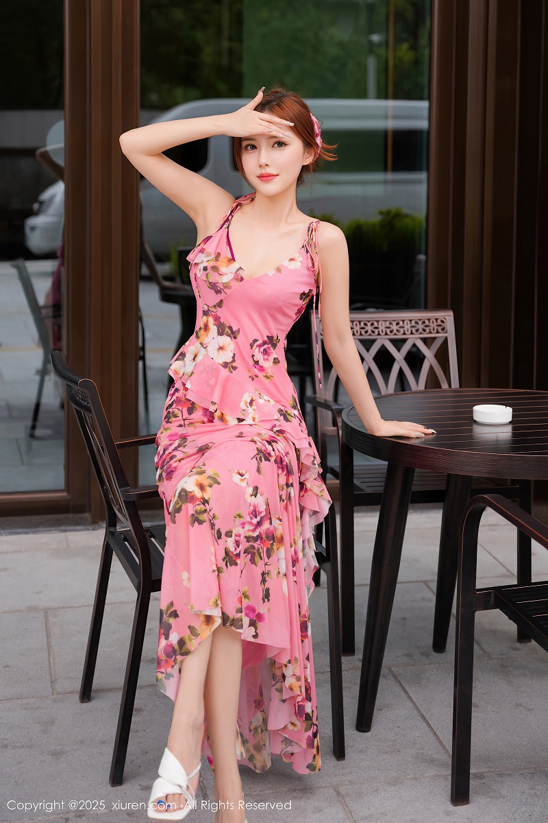 [XIUREN秀人网] 2025.11.06 NO.10954 白芷yy 碎花连衣裙