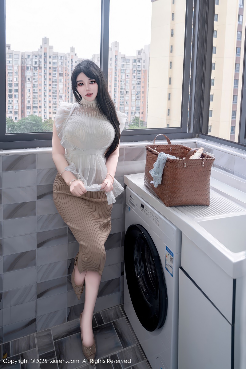 [XIUREN秀人网] 2025.11.20 NO.11010 汐汐爱吃草莓 善良的家政姐姐